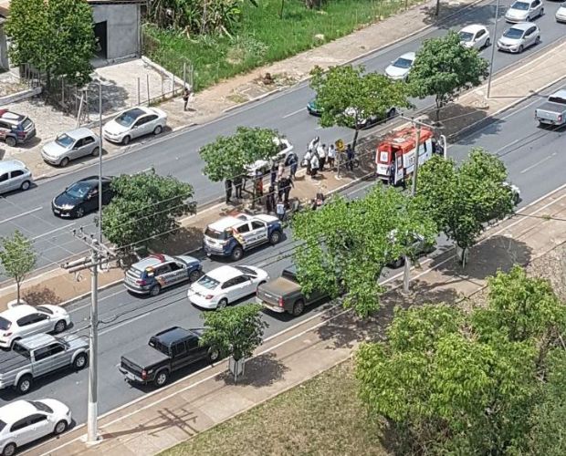 Ladro  esfaqueado por vtima e morre no canteiro central da avenida Miguel Sutil