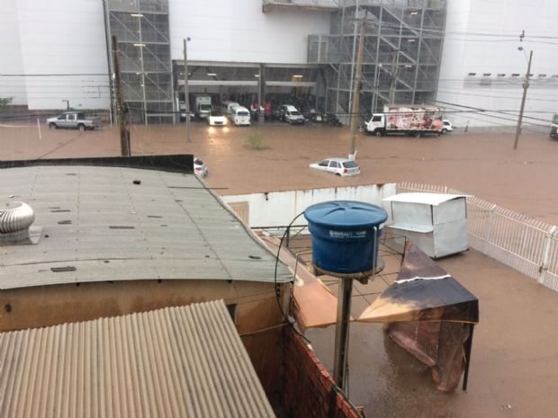 Regio do Shopping de VG fica inundada e carros so arrastados para crrego;  fotos e vdeos 