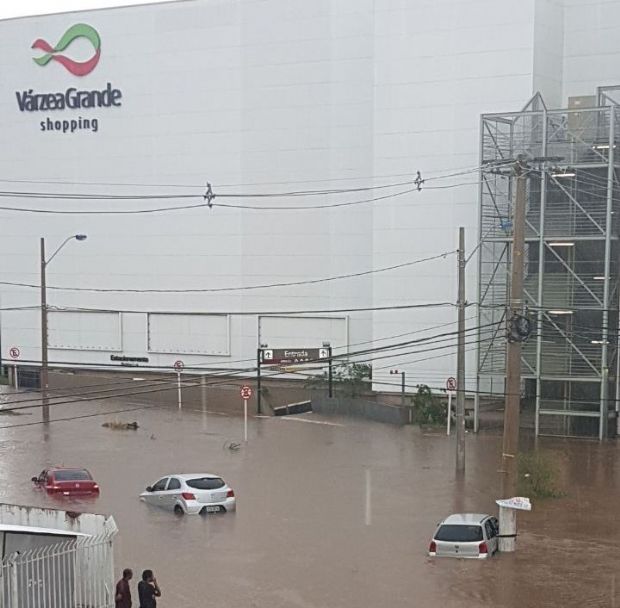 Aps inundao, Shopping de VG fecha as portas; gua invadiu alameda e estacionamento;  fotos e vdeos 