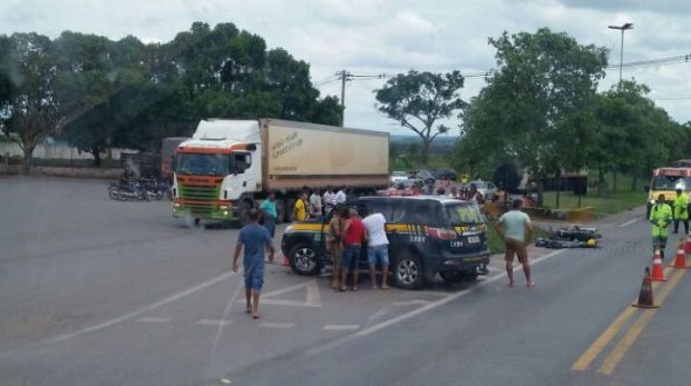 Passageiro morre aps coliso entre motocicleta e caminho na Rodovia dos Imigrantes