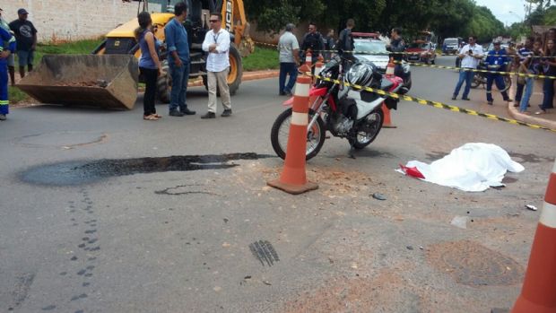 Motociclista morre aps coliso com retroescavadeira em Cuiab