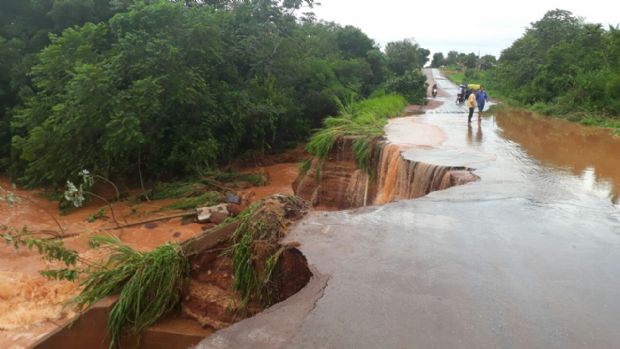 Chuva carrega estrada e destri bairros de Vrzea Grande; veja fotos e vdeo 