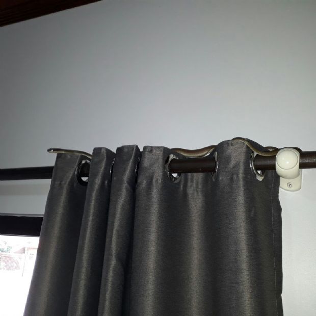 Corpo de Bombeiros captura cobra em cortina dentro de residncia
