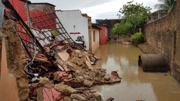Chuva derruba residncia, rompe tubulao e alaga casas em Cuiab e Vrzea Grande;  Fotos e vdeo!
