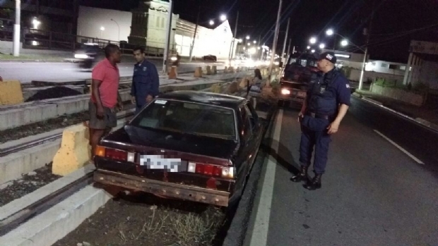 Carro cai em valeta do VLT na avenida da FEB durante a noite;  fotos 