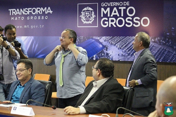 Pedro Taques arranca gargalhada dos vereadores de Cuiab, com gravata de Misael Galvo