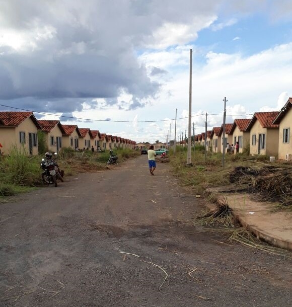 Famlias invadem residencial que est abandonado h 3 anos em Vrzea Grande