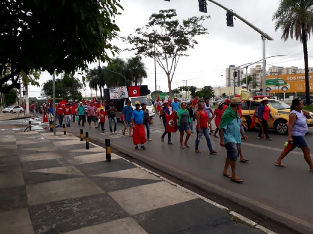 Integrantes do MST fecham avenida do CPA em protesto contra priso de Lula e massacre;  fotos e vdeo 