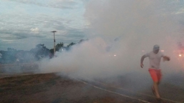 Exrcito dispara bombas de gs e balas de borracha contra caminhoneiros em Cuiab; veja imagens 