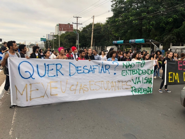 Estudantes da UFMT bloqueiam Avenida Fernando Corra contra aumento do RU