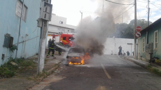 Carro pega fogo e fica completamente destrudo em rua de Cuiab;  fotos 