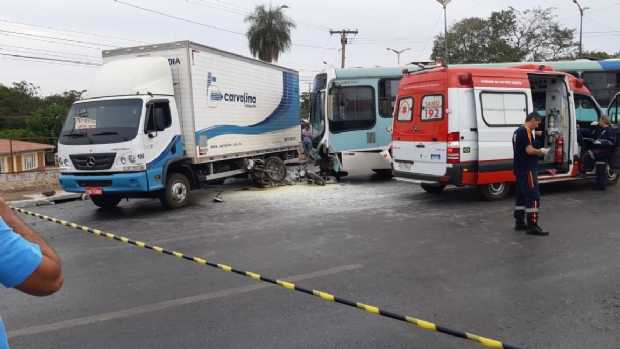 Motociclista morre ao colidir com nibus e caminho em cruzamento da Av. Fernando Corra;  Veja vdeos  