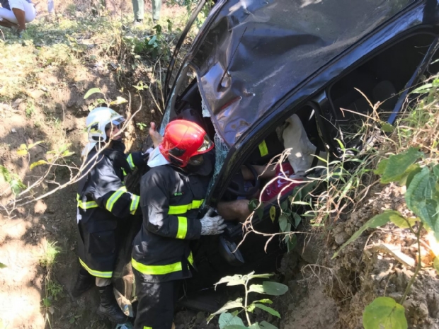 Aps cair de barranco, jovem de 20 anos  resgatado por helicptero da Ciopaer;  Veja fotos do resgate 