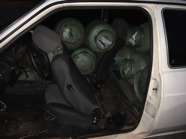 PM persegue carro com 16 botijes de gs furtados em Cuiab; homem com tornozeleira preso