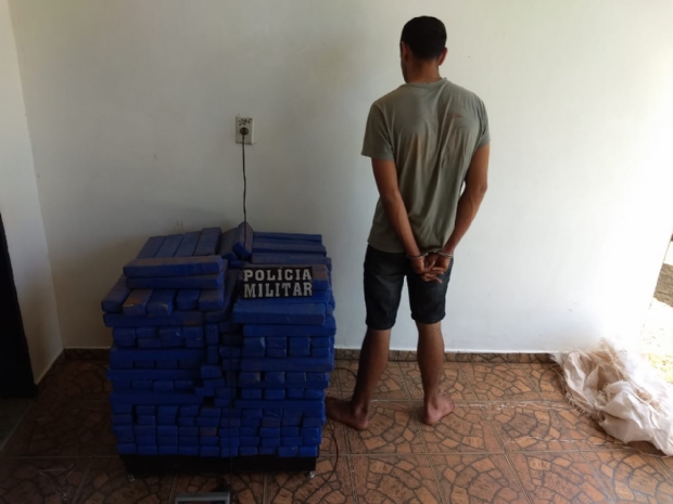 Jovem de 21 anos  preso com 295 tabletes de maconha em rodovia