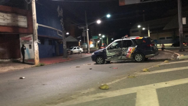 Viatura da PM capota aps ser atingida por carro que furou sinal em Cuiab; motorista alcoolizado
