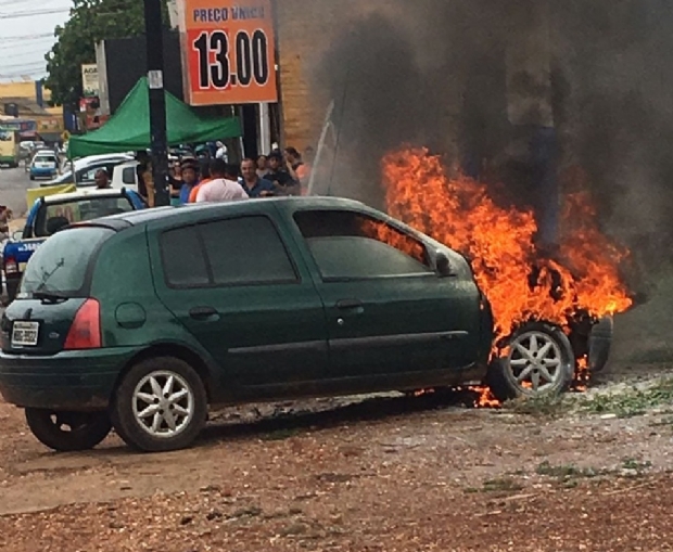 Corpo de Bombeiros  acionado aps carro pegar fogo em avenida