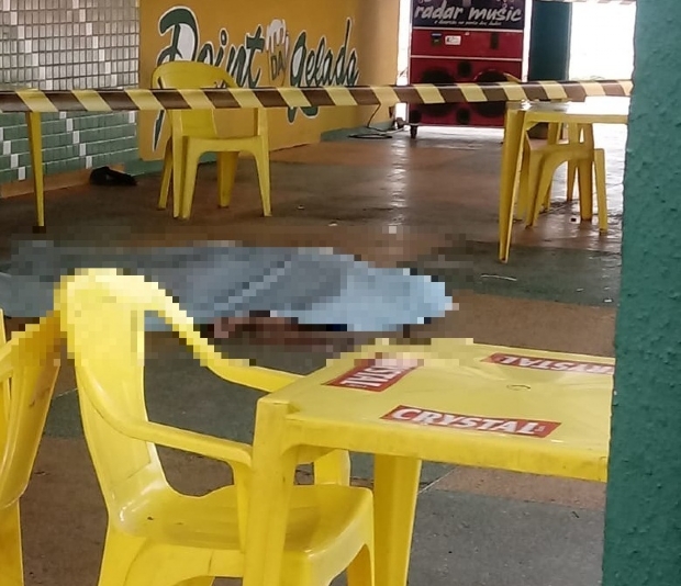 Homem morre com facada no peito aps reagir a assalto dentro de bar no Zero Km