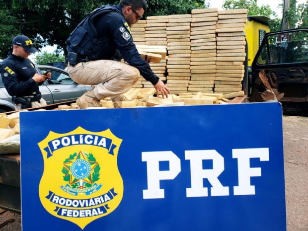 Polcia Rodoviria Federal apreende mais de 230 Kg de maconha em veculo