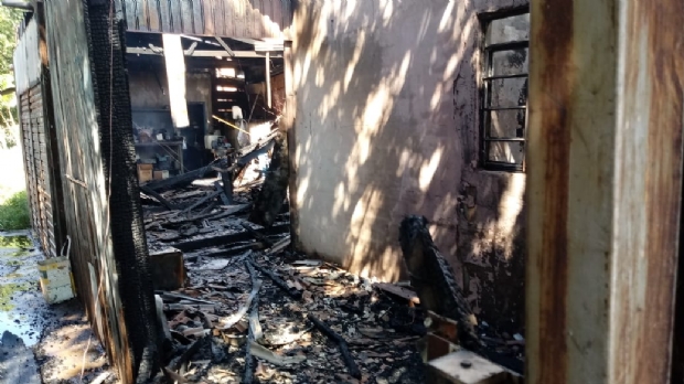 Bombeiros combatem incndio em barraco e bloqueiam trecho da Fernando Corra