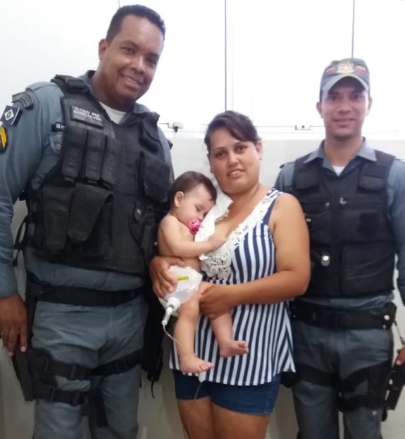 Policiais salvam beb de um ano que estava sufocada e desacordada em Cuiab