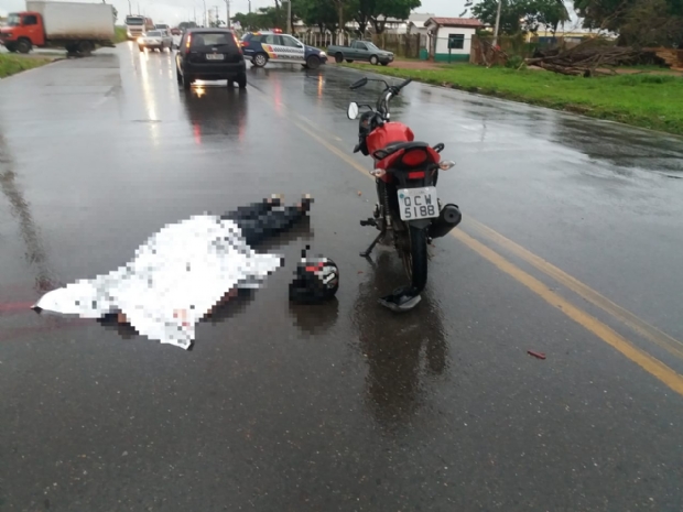 Jovem morre ao bater motocicleta em traseira de caminho no Distrito Industrial;  fotos 