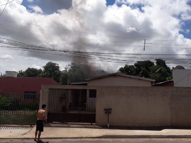 Bombeiros combatem incndio em residncia de Cuiab