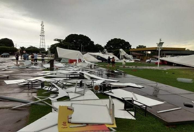 Vendaval derruba estrutura de feira e evento  cancelado