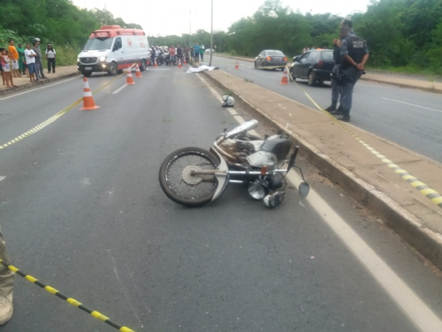Motociclista morre aps colidir com poste na Avenida do Moinho