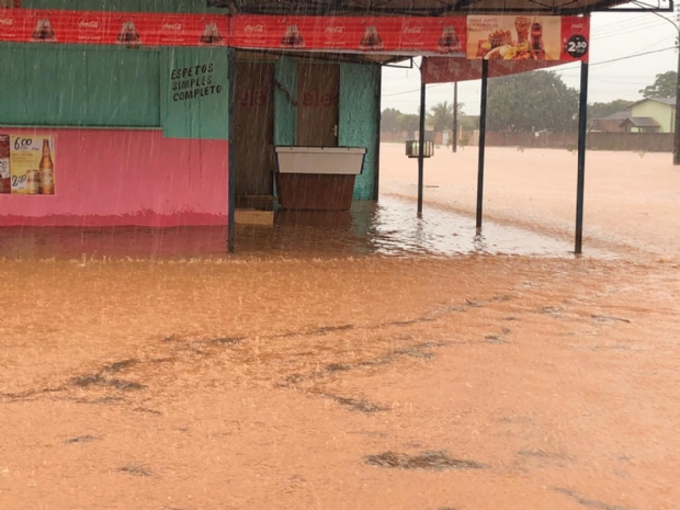 Forte chuva alaga bairro de cidade em Mato Grosso e invade casas;  fotos 