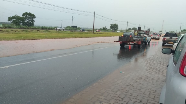 Chuva alaga avenidas e causa transtornos a motoristas;   veja vdeos 