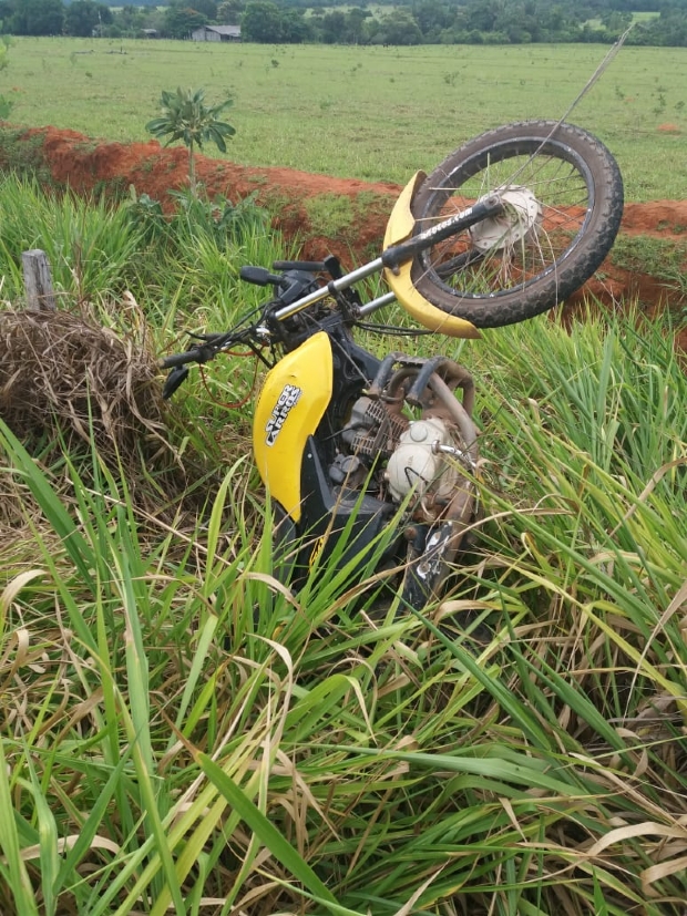 Motociclista morre aps perder controle e cair fora da pista