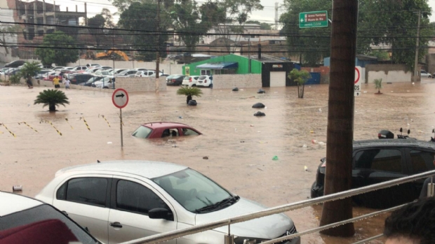 Chuva causa alagamentos e deixa carros completamente submersos em Cuiab