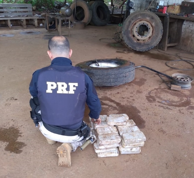 PRF localiza 144 tabletes de cocana em estepe e fundo falso de tanque de combustvel