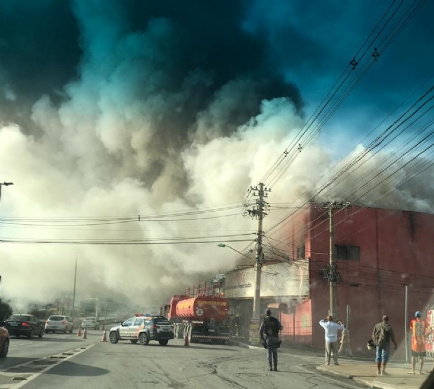 Loja de autopeas pega fogo na Miguel Sutil;  fotos e vdeos  