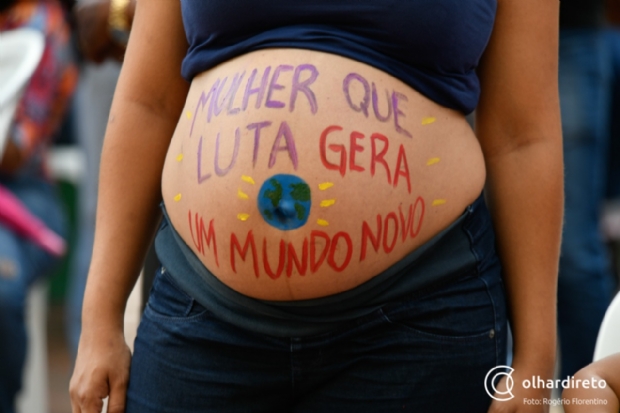 Mulheres protestam contra feminicdio e reivindicam direitos na Praa Alencastro
