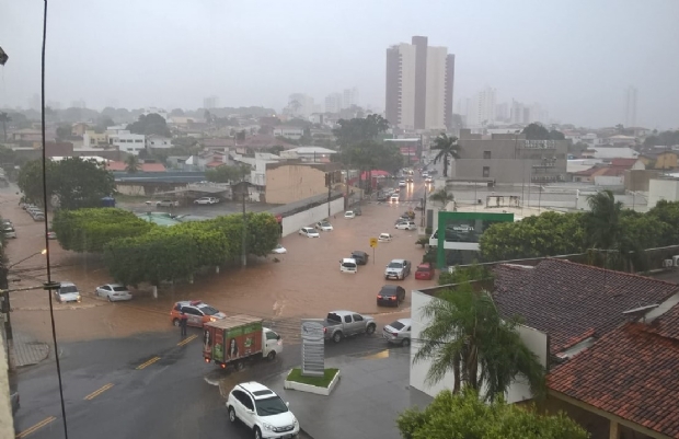 Em uma hora, Cuiab recebe metade do volume de chuva esperado para abril; Defesa Civil atende 15 ocorrncias