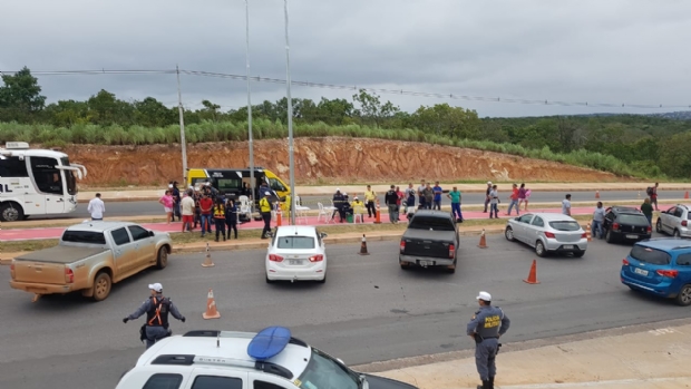 Blitz da Lei Seca prende trs e autua 59 motoristas na Estrada da Guia