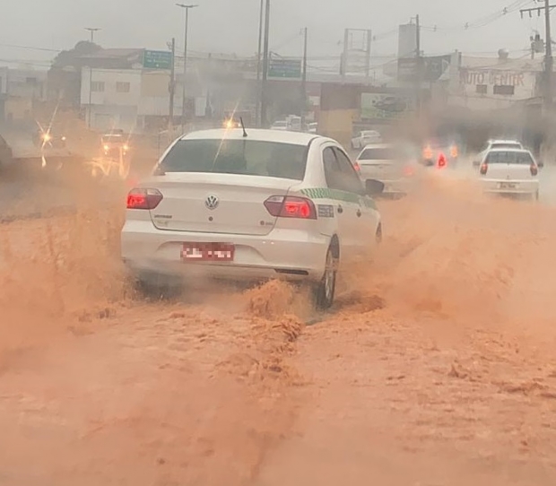 Forte chuva alaga Avenida Miguel Sutil e causa transtornos a motoristas;  veja vdeo 