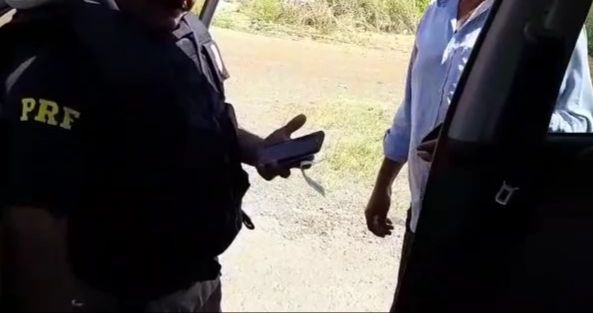 Motorista  preso aps tentar subornar policiais rodovirios com R$ 100 para no ser multado;  veja vdeo 