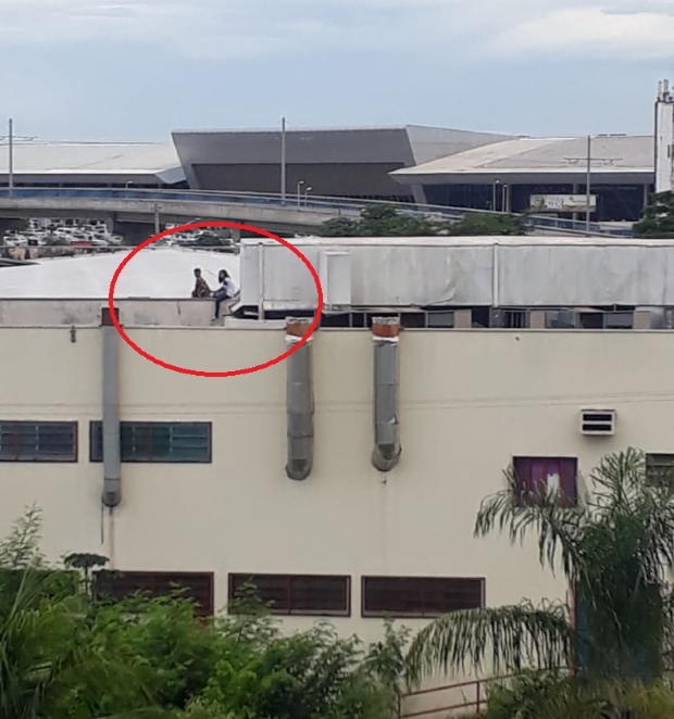 Adolescentes so flagrados no telhado do antigo supermercado Modelo em VG;   veja vdeo