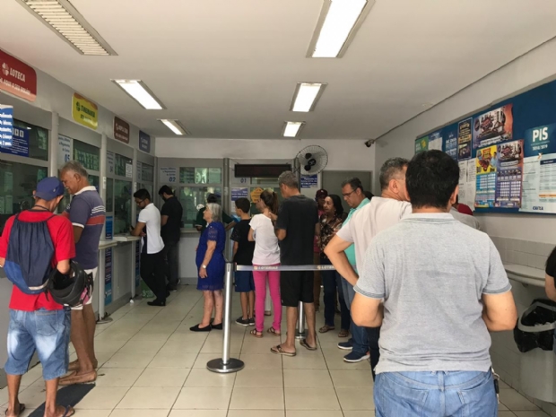 Cuiabanos lotam lotricas nas ltimas horas para apostar na Mega Sena acumulada