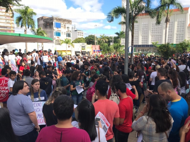 Mais de 5 mil vo s ruas de Cuiab em protesto contra cortes na Educao;   veja fotos
