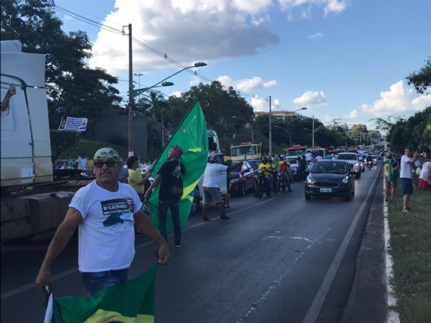 Carreata a favor de Bolsonaro corta Cuiab em defesa de projetos do governo e com crticas ao Centro;  veja imagens 