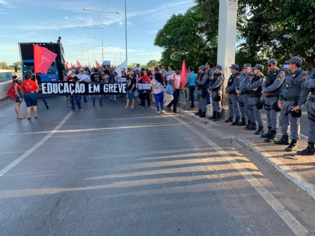 Em nova manifestao, servidores da Educao fecham ponte que liga Cuiab e Vrzea Grande;  fotos e vdeos 