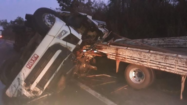 Caminhoneiro, irm e outro motorista morrem em acidente entre veculos de carga