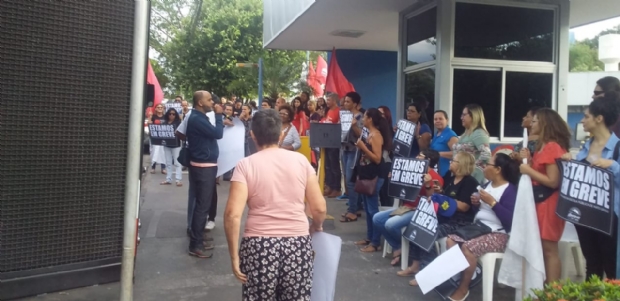 Professores bloqueiam entrada da Sefaz e atendimento  suspenso