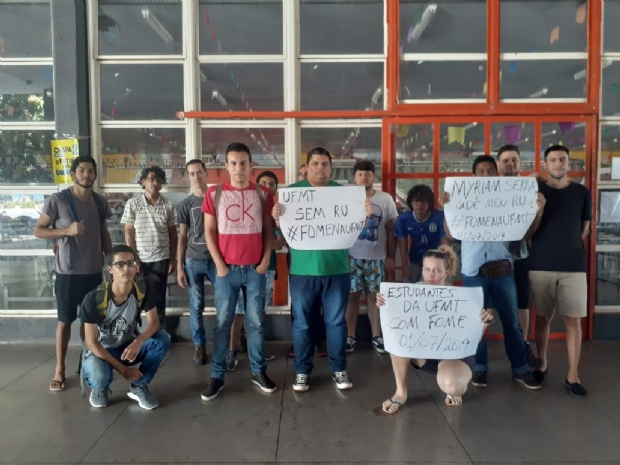 Falta de energia deixa estudantes da UFMT sem almoo no RU e alunos protestam
