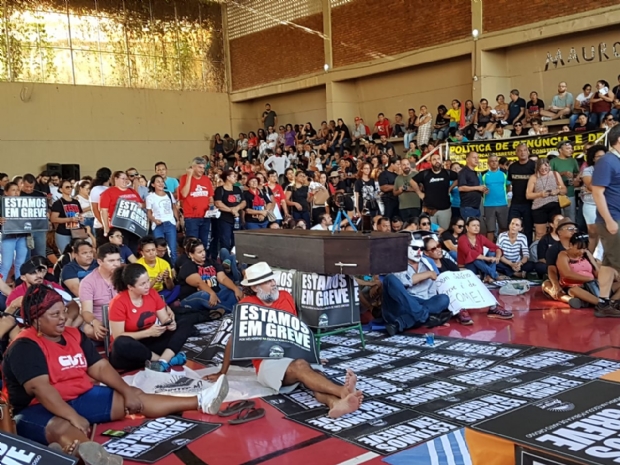 Servidores da Educao recusam mais uma proposta e mantm greve em Mato Grosso