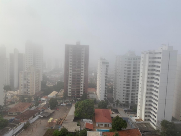 No clima do inverno, Cuiab amanhece coberta por neblina;  fotos e vdeo